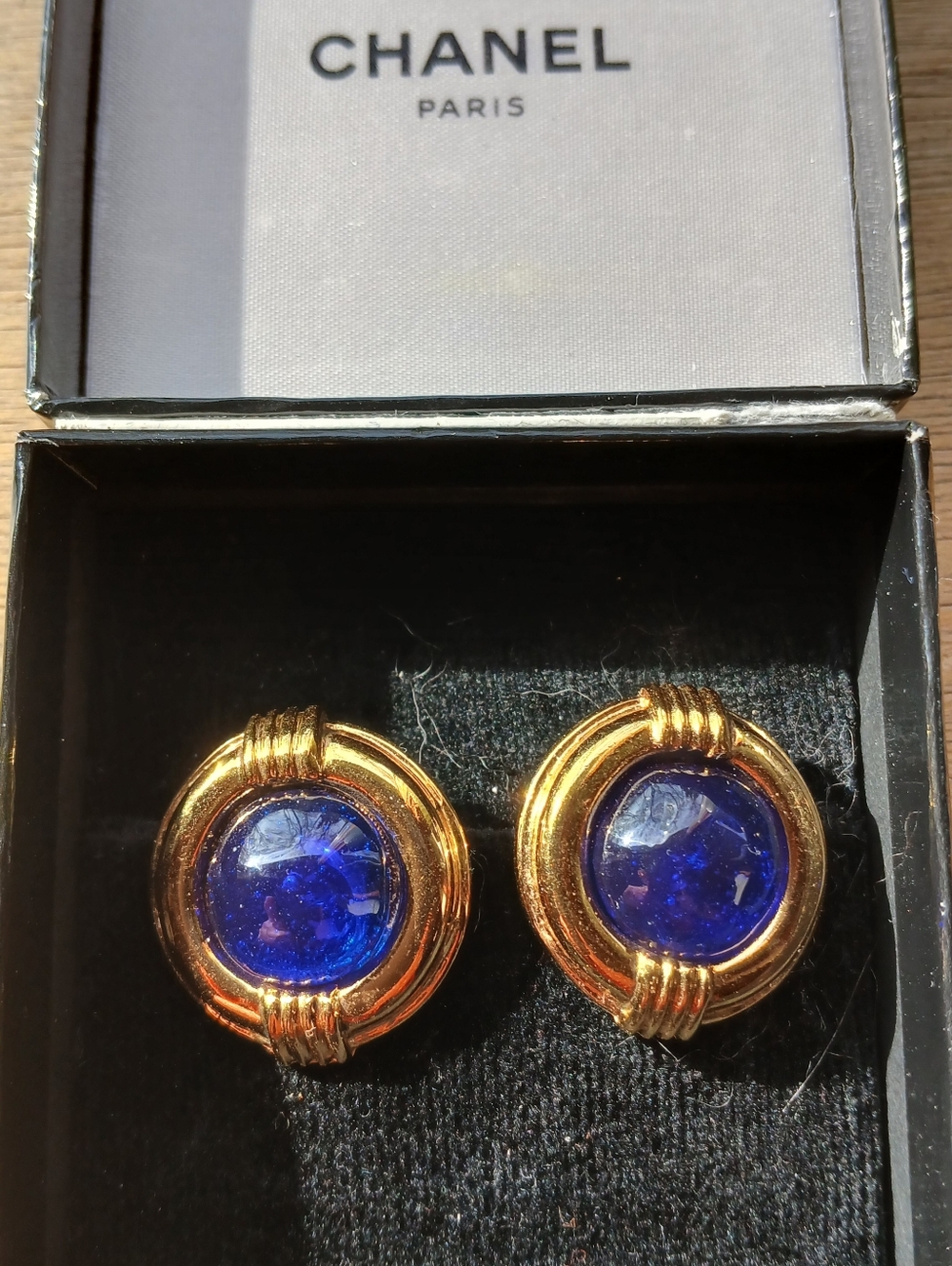 CHANEL Gold and Deep Blue Round Giroux Clip-On Earrings - Picture 4 of 13